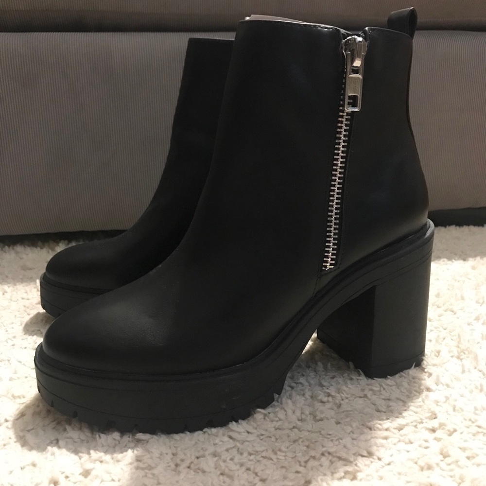 NEW in Box Steve Madden Turbo Size 8.5-Women’s